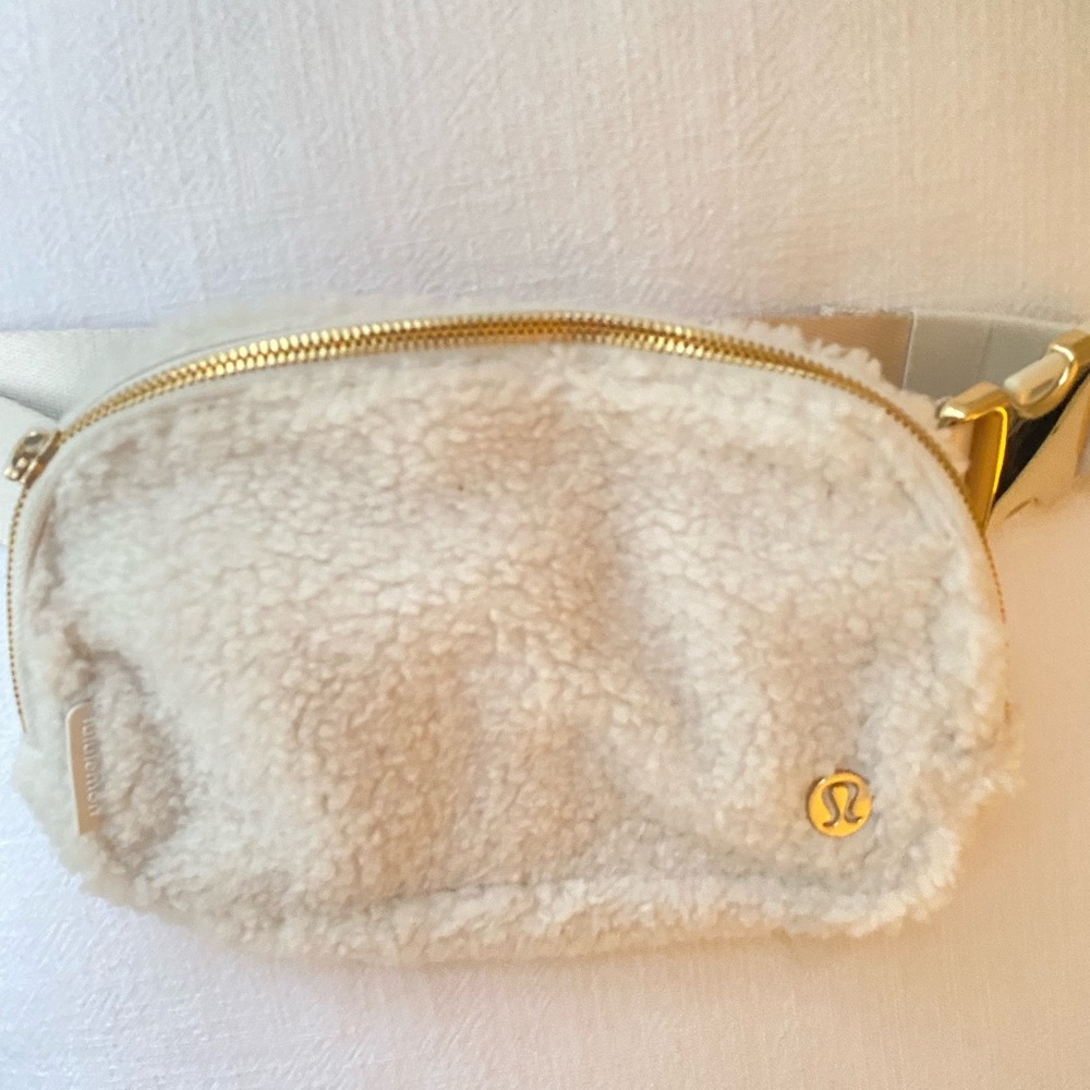NEW Lululemln athletica Cream Crossbody Bag with Plush Texture